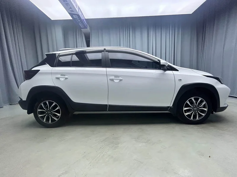 Toyota Yaris L — фото 5