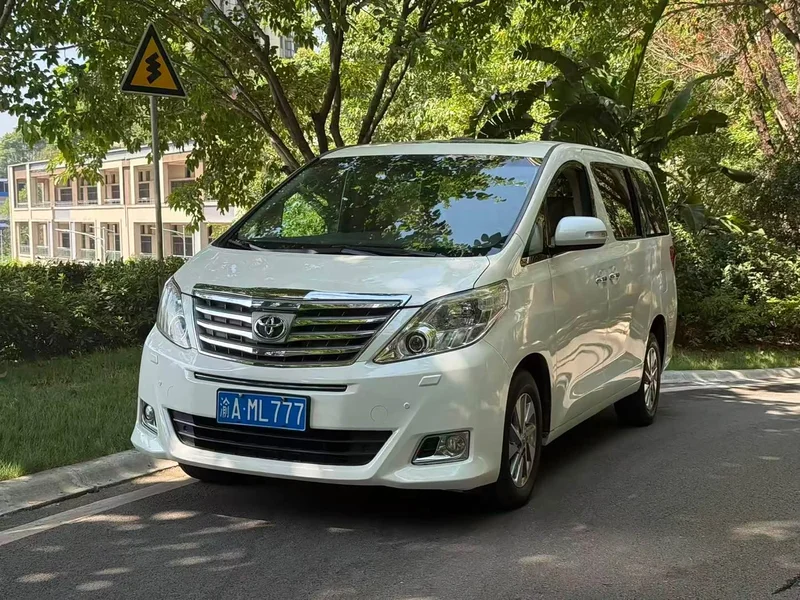 Toyota Alphard — фото 1
