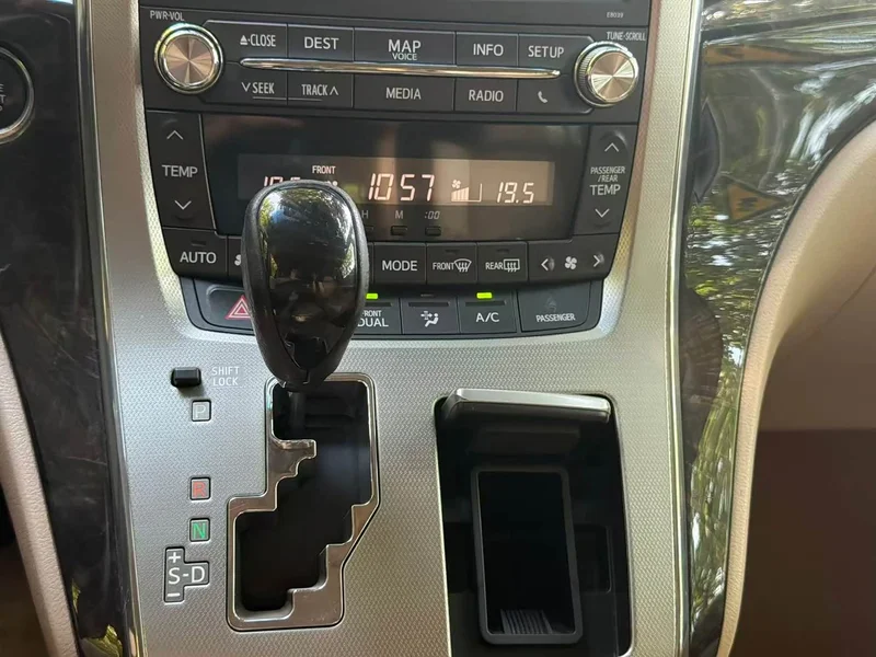 Toyota Alphard — фото 11