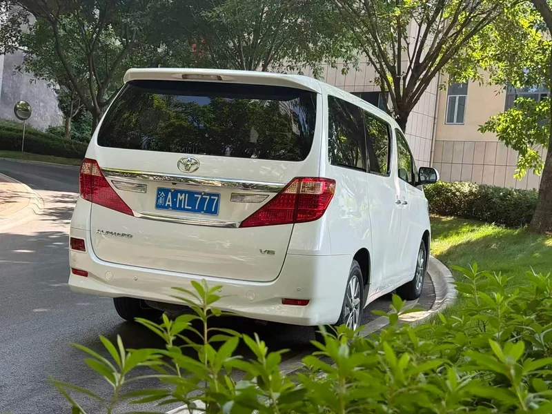 Toyota Alphard — фото 12