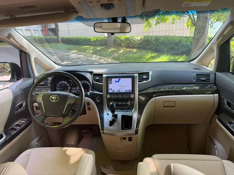 Toyota Alphard — фото 9