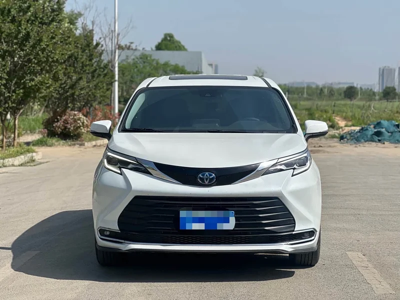 Toyota Sienna — фото 2