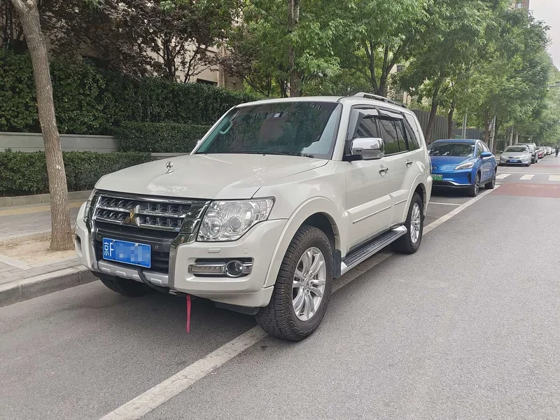 Mitsubishi Pajero (Imported)