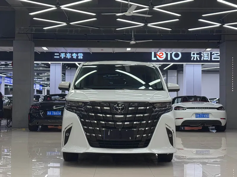 Toyota Alphard — фото 1