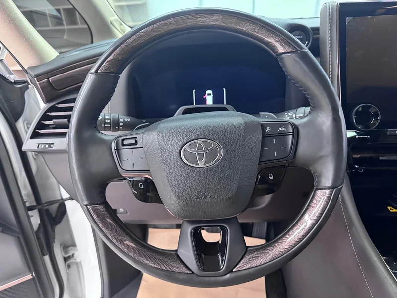 Toyota Alphard — фото 11