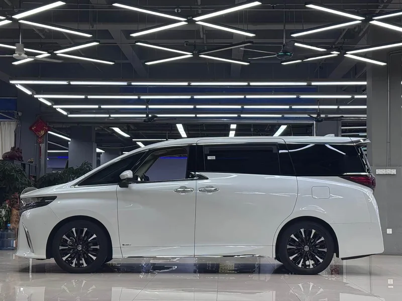 Toyota Alphard — фото 3