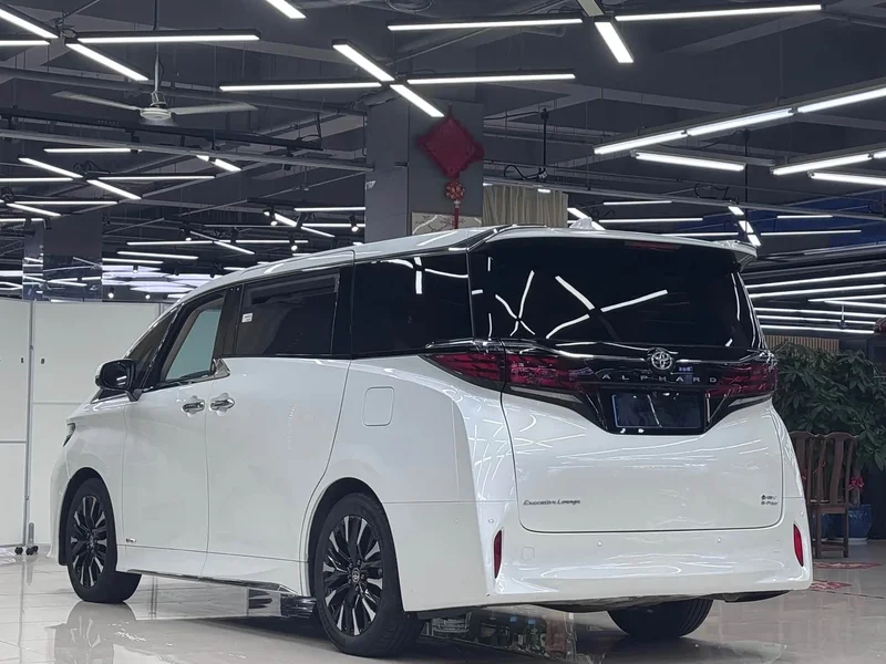 Toyota Alphard — фото 4