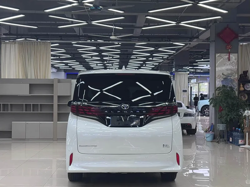 Toyota Alphard — фото 5