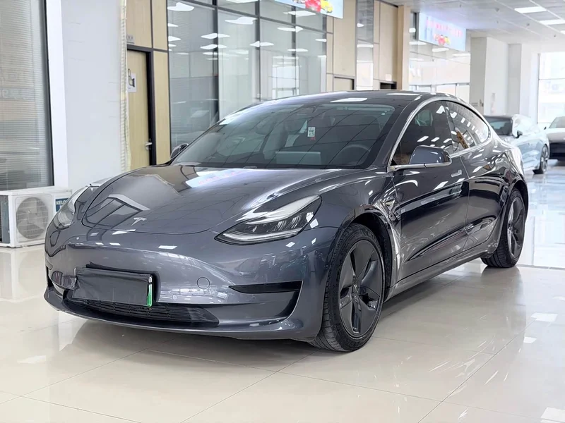 Tesla Model 3 — фото 1