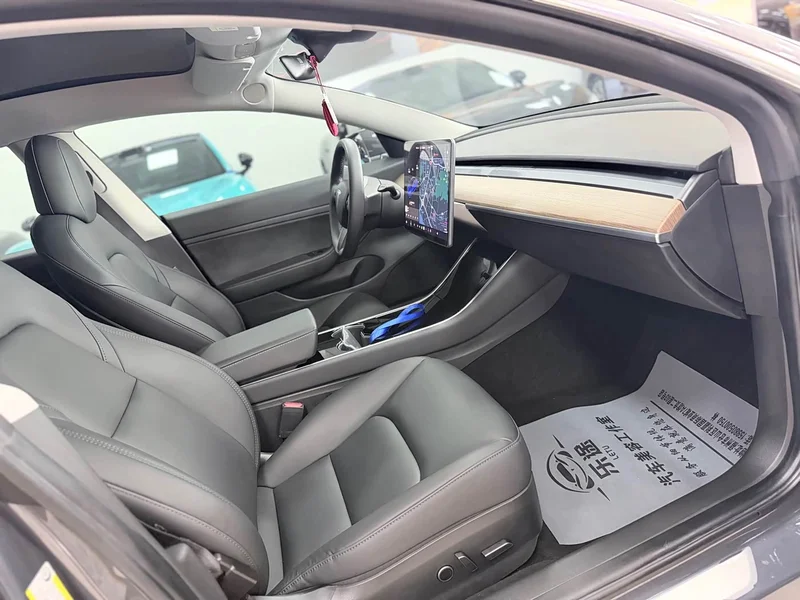 Tesla Model 3 — фото 12