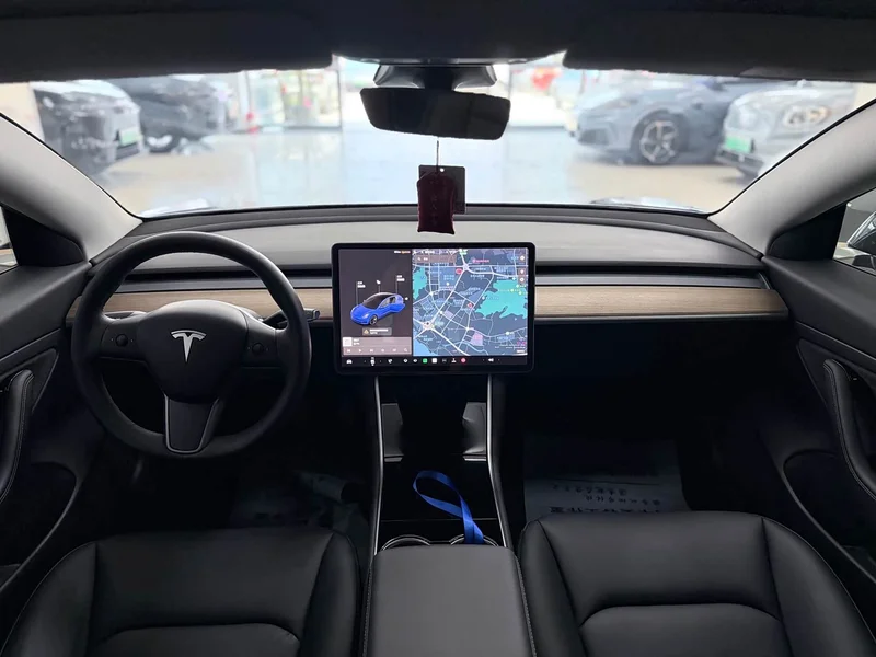 Tesla Model 3 — фото 9