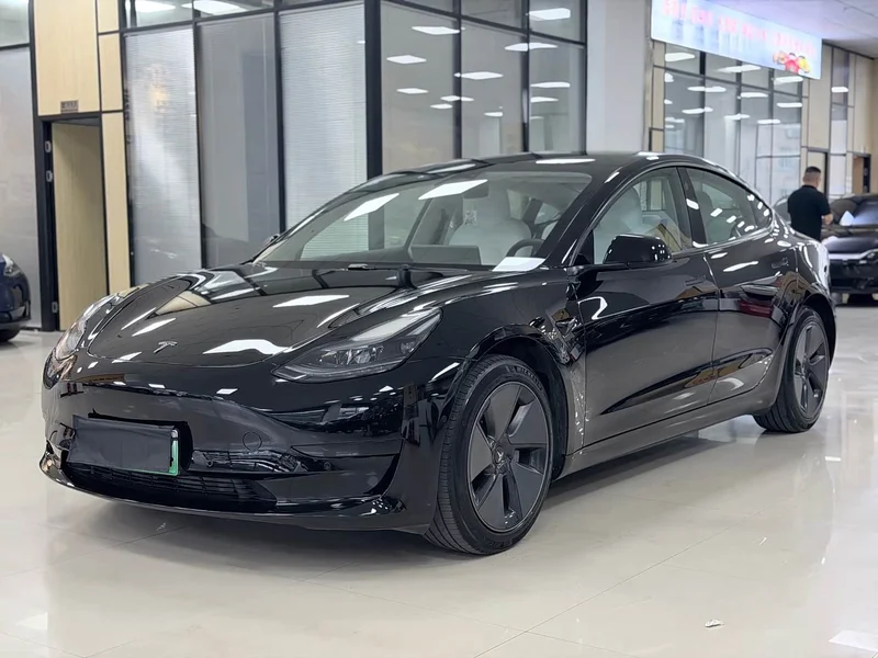 Tesla Model 3 — фото 1