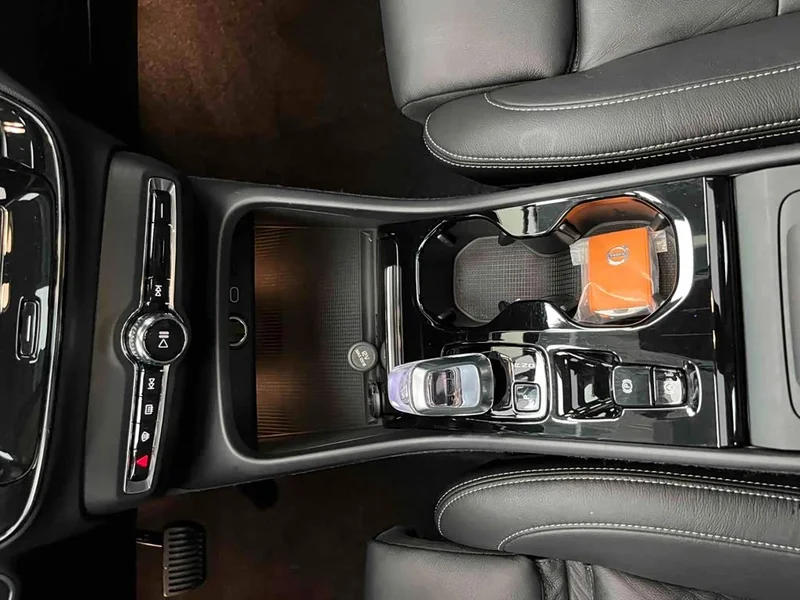 Volvo XC40 — фото 11