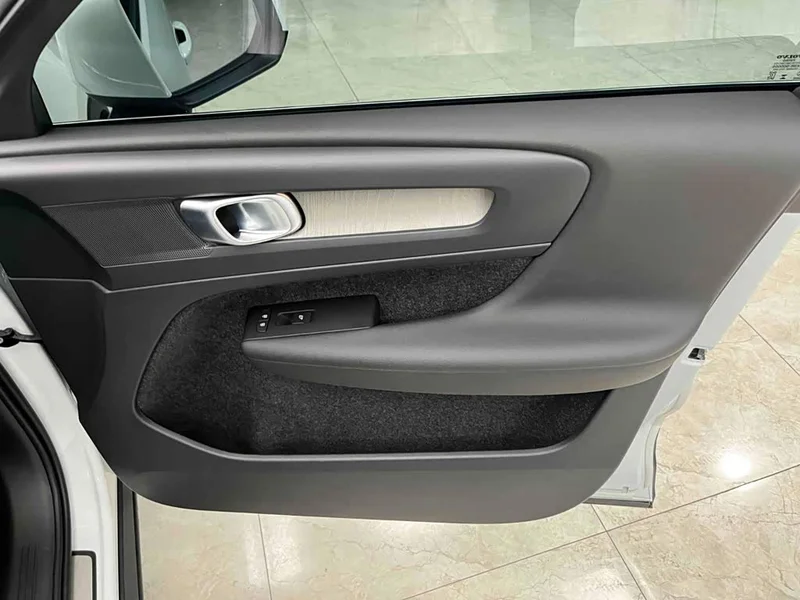 Volvo XC40 — фото 12