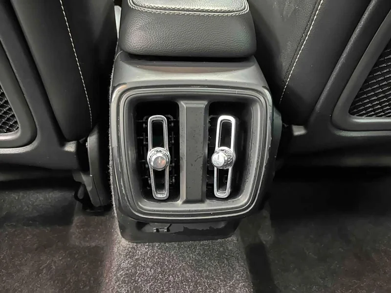 Volvo XC40 — фото 15