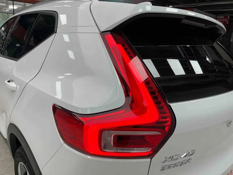 Volvo XC40 — фото 19