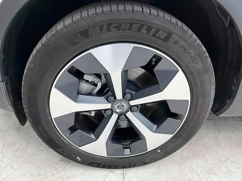 Volvo XC40 — фото 20