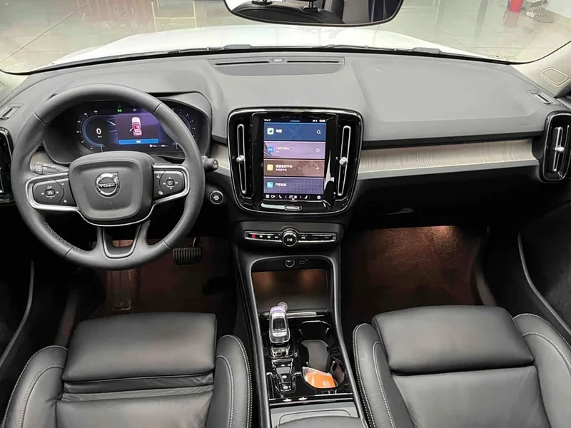 Volvo XC40 — фото 25