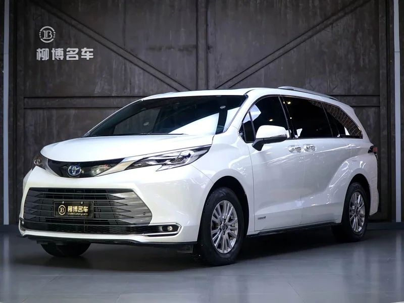 Toyota Sienna — фото 1