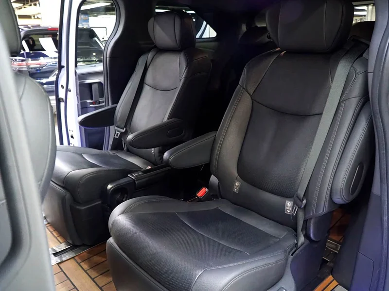Toyota Sienna — фото 12