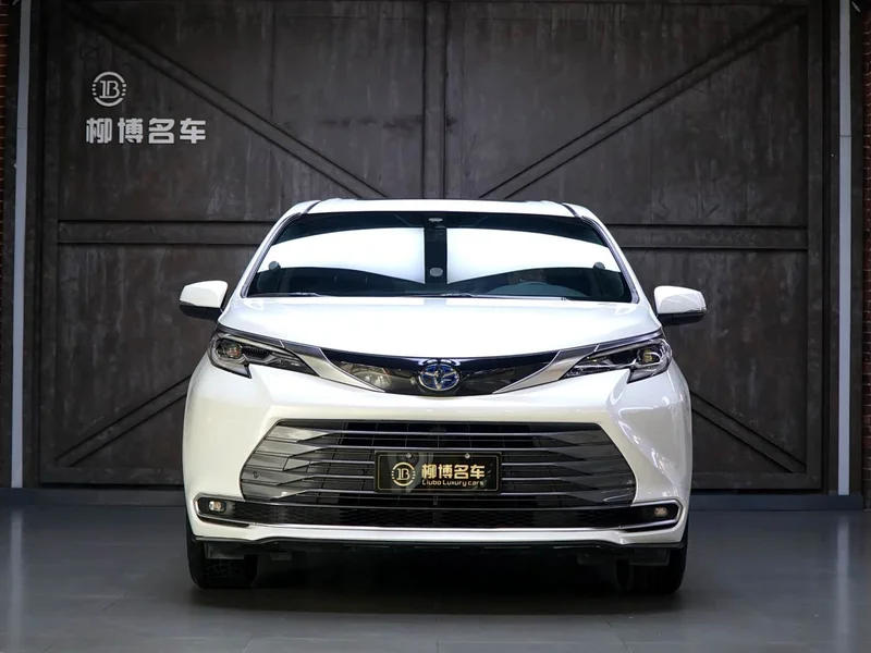 Toyota Sienna — фото 2