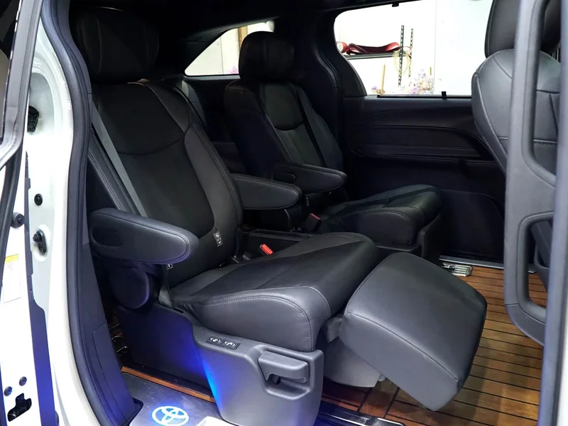 Toyota Sienna — фото 9
