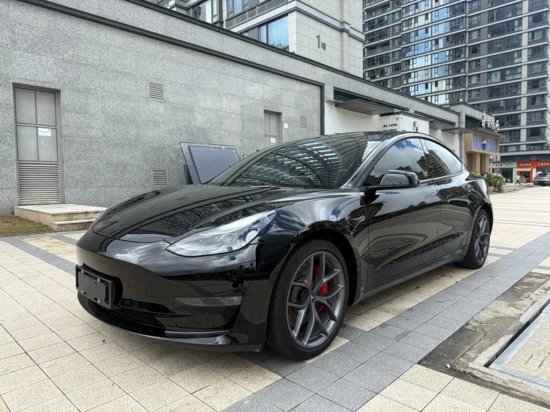 Tesla Model 3 — фото 1