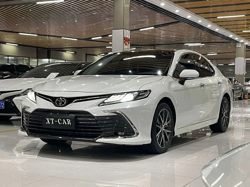 Toyota Camry — фото 1