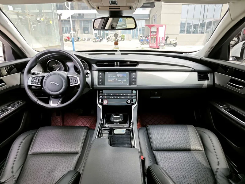 Jaguar XF — фото 9