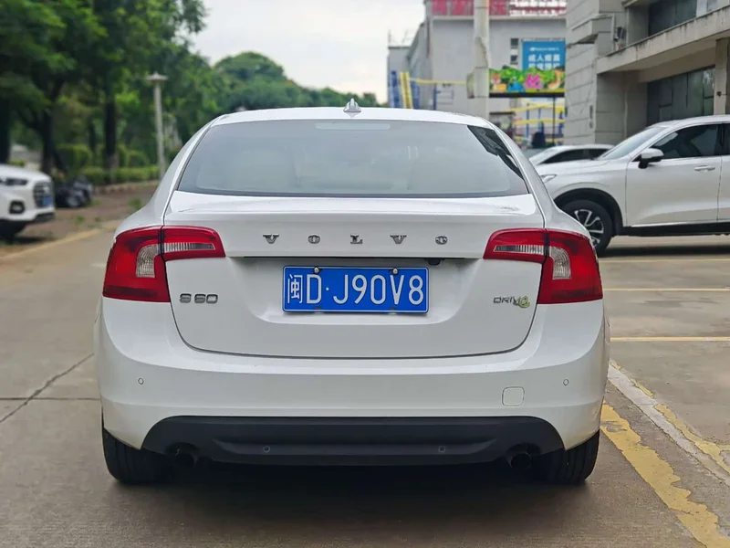 Volvo S60 (Imported) — фото 5