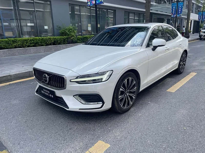 Volvo S60 — фото 1