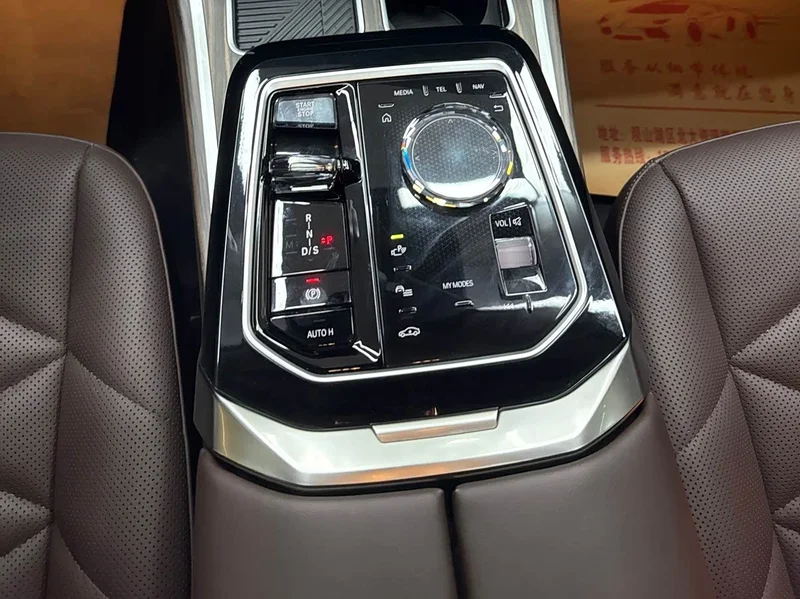 BMW 7-Series — фото 11