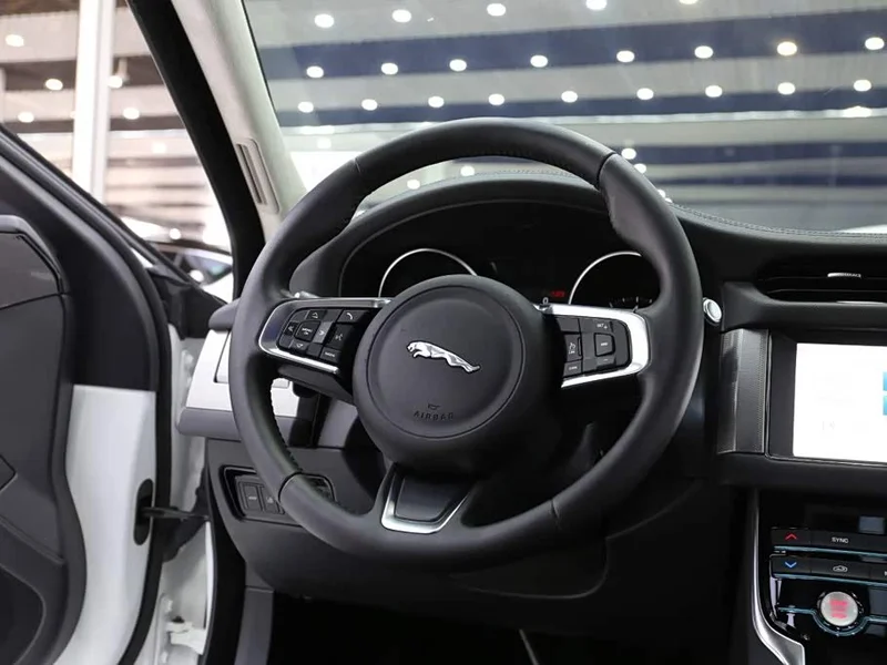 Jaguar XF — фото 11