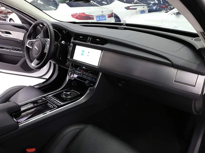 Jaguar XF — фото 15