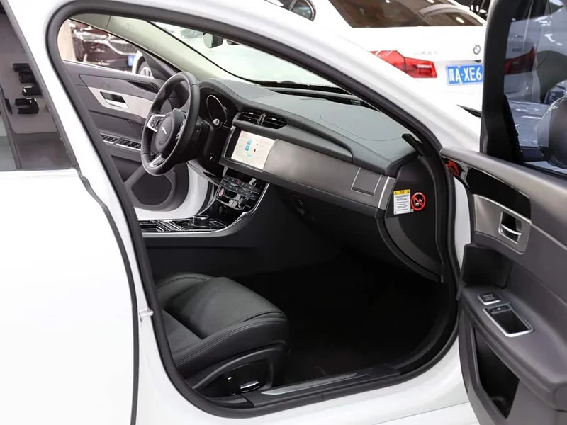 Jaguar XF — фото 16