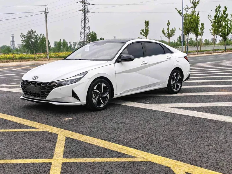 Hyundai Elantra — фото 1