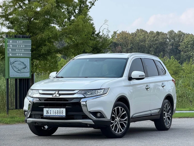 Mitsubishi Outlander — фото 1