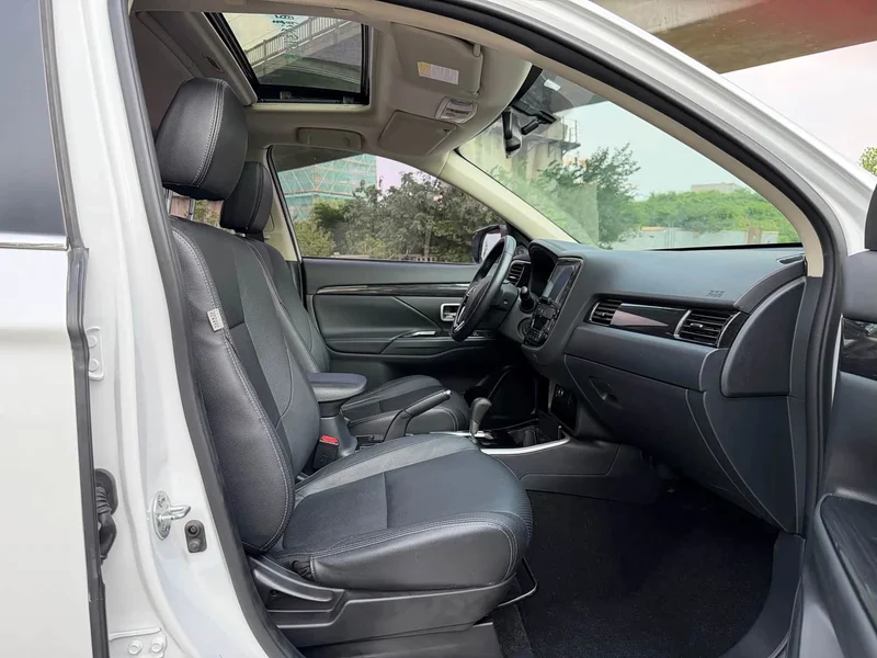Mitsubishi Outlander — фото 12