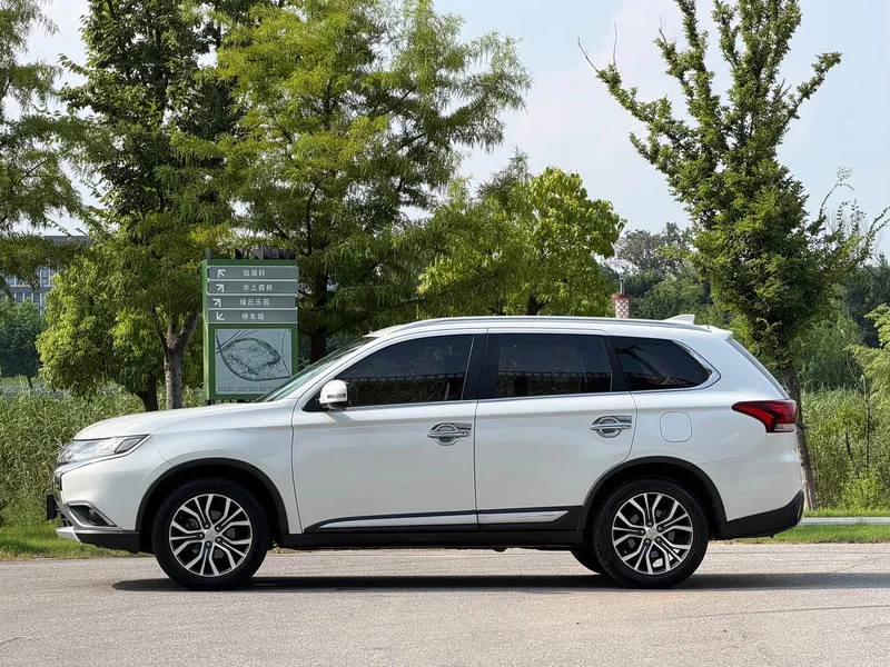 Mitsubishi Outlander — фото 4