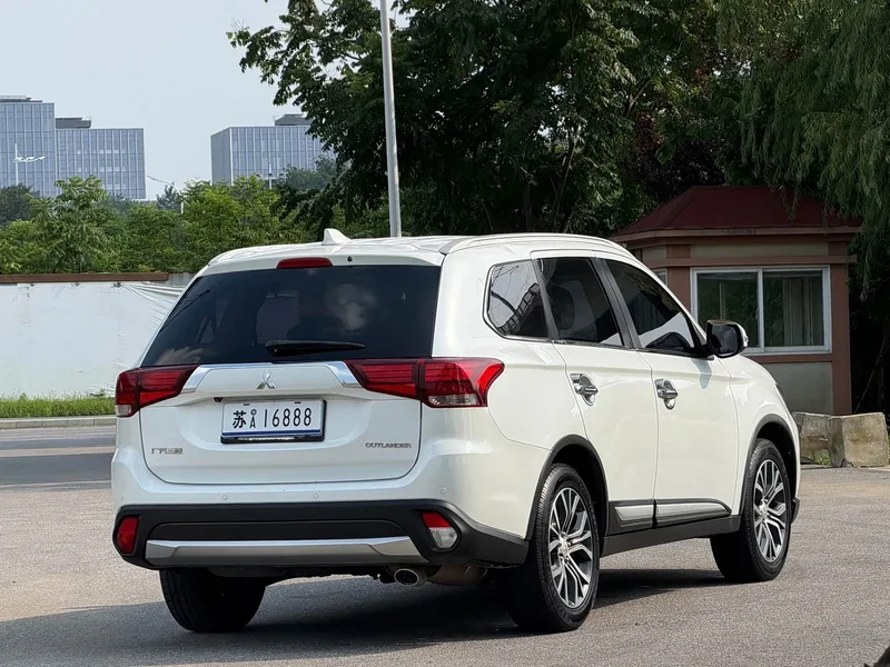 Mitsubishi Outlander — фото 5