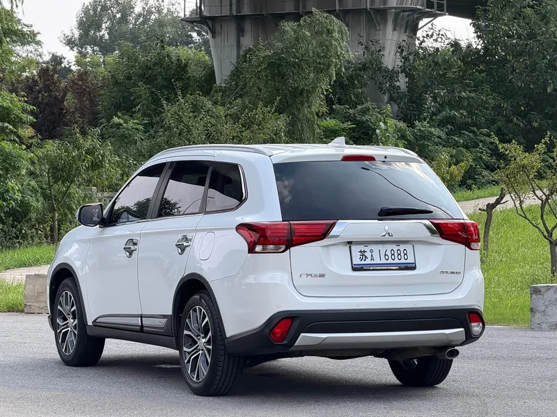 Mitsubishi Outlander — фото 7