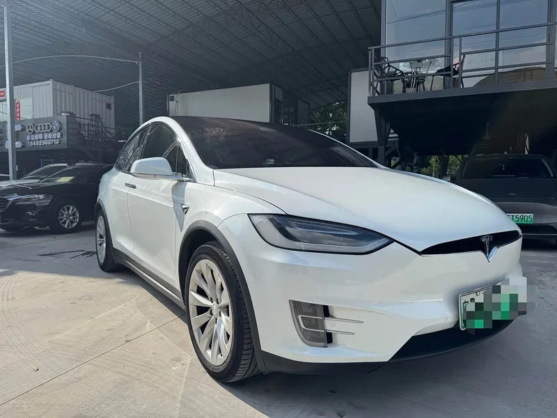Tesla Model X — фото 1