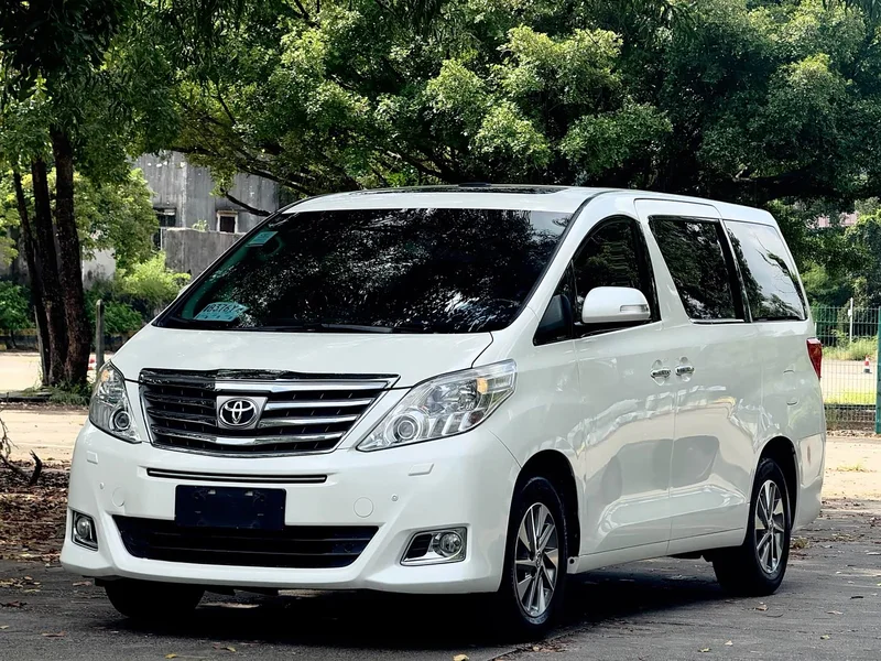Toyota Alphard — фото 1