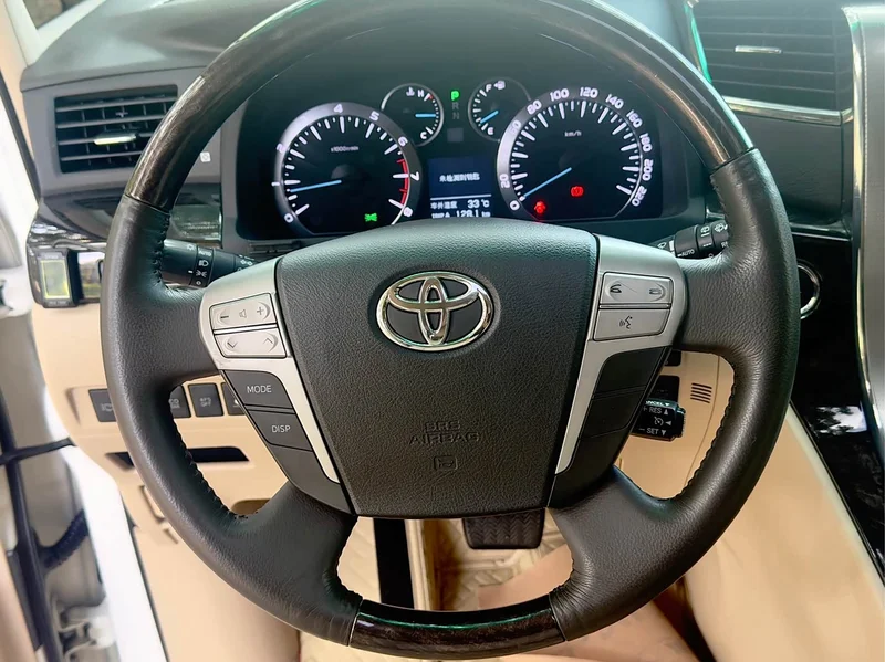 Toyota Alphard — фото 16