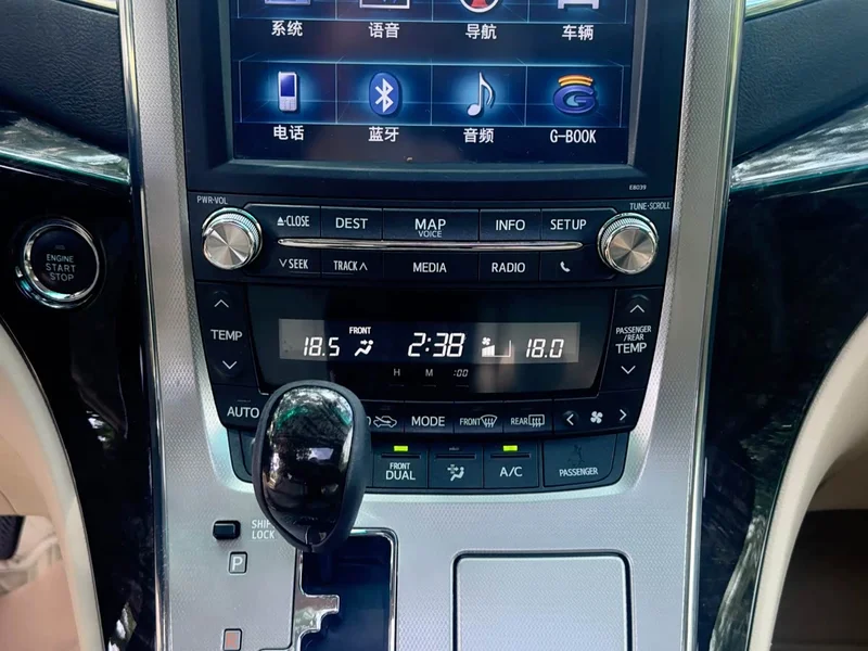 Toyota Alphard — фото 17