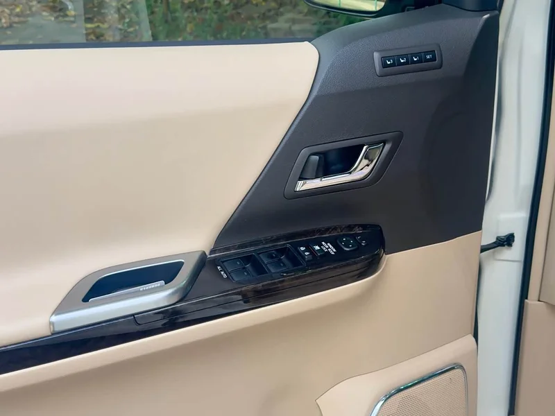 Toyota Alphard — фото 21