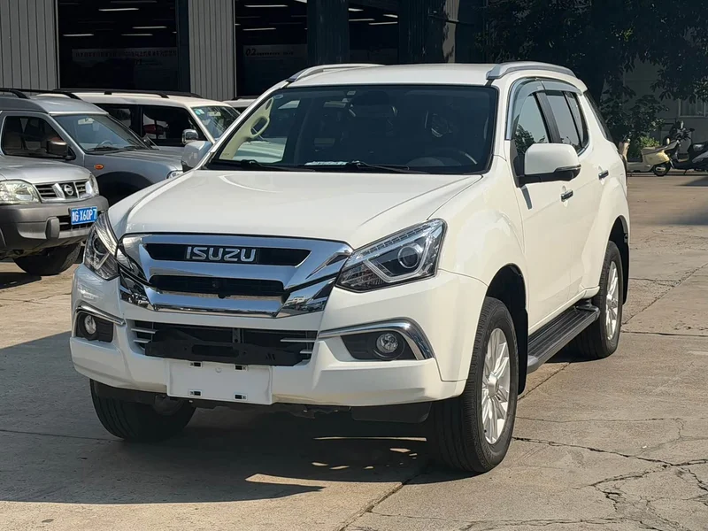 Isuzu mu-X Muxia