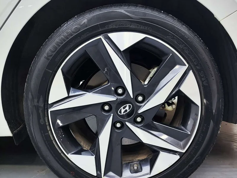 Hyundai Elantra — фото 14