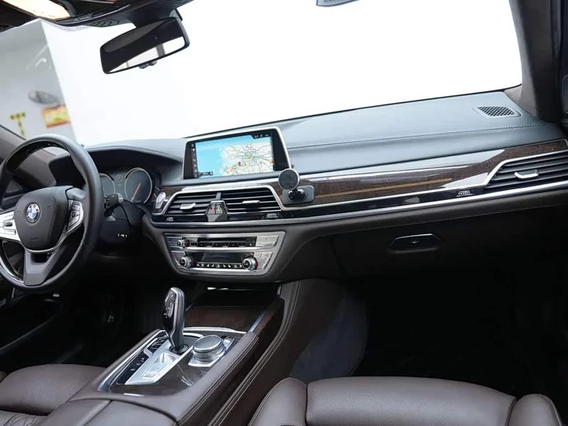 BMW 7-Series — фото 10
