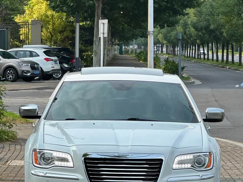 Chrysler 300C (Imported) — фото 1